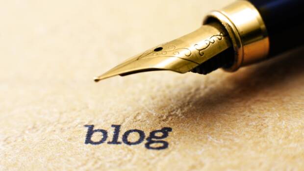 Paper with the word 'blog' on it. A fountain pen sits next to the word 'blog'.