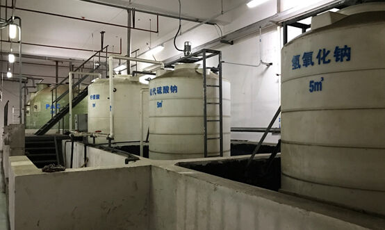 Chemical cleaning storage tanks at Kunming